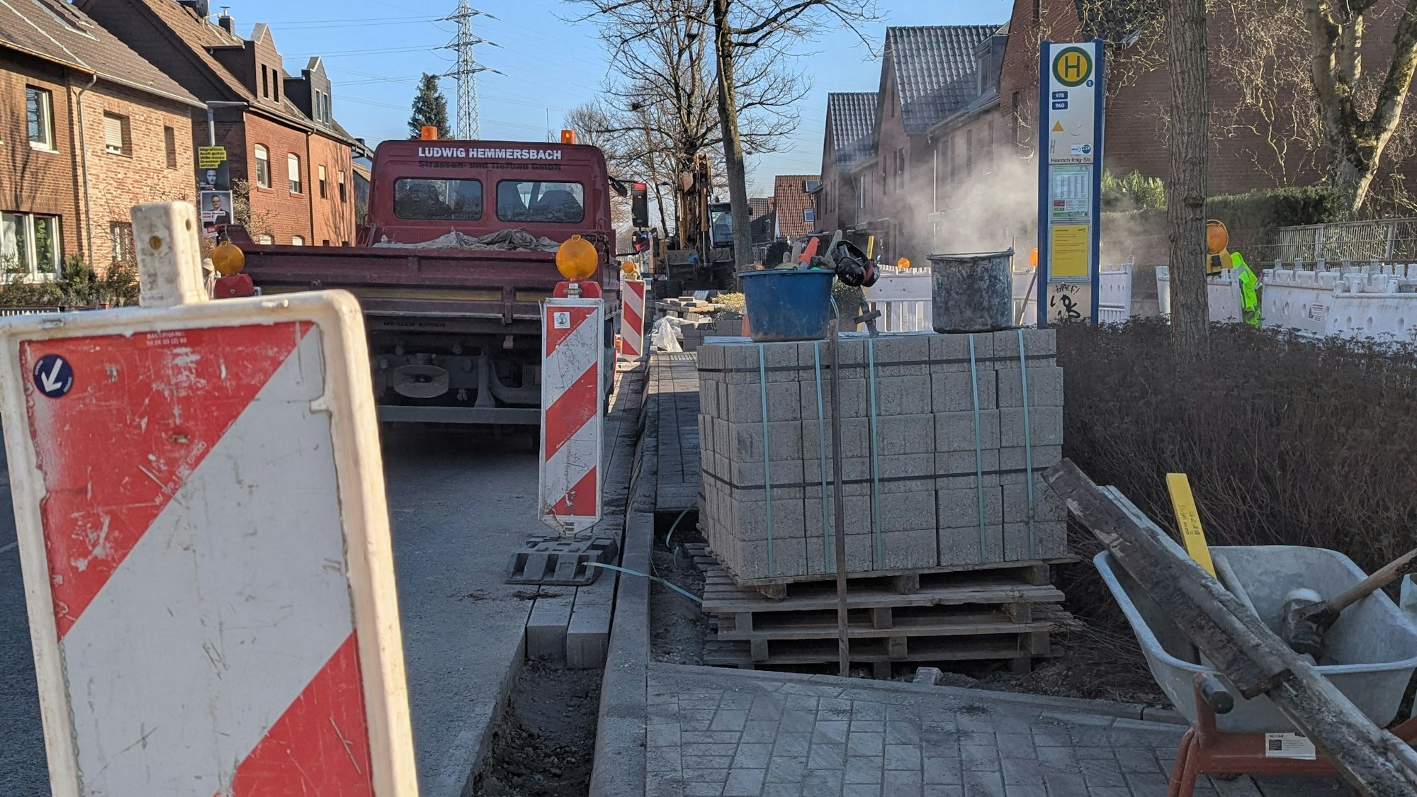 Das Bild zeigt eine Baustelle.