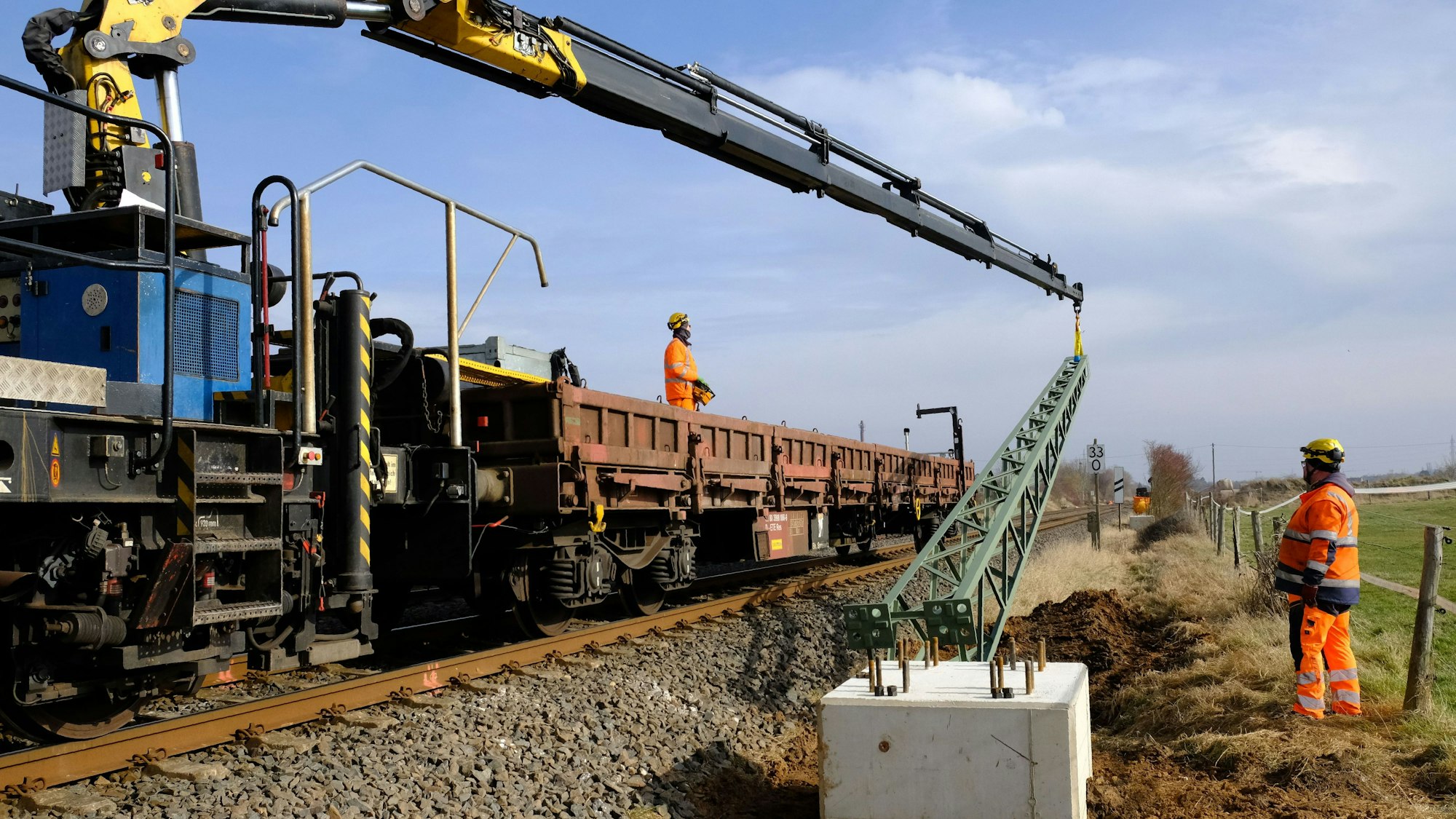 Mitarbeiter der Firma Europten führen auf der Eifelstrecke bei Euskirchen Gründungsarbeiten für die Oberleitungsmasten durch.