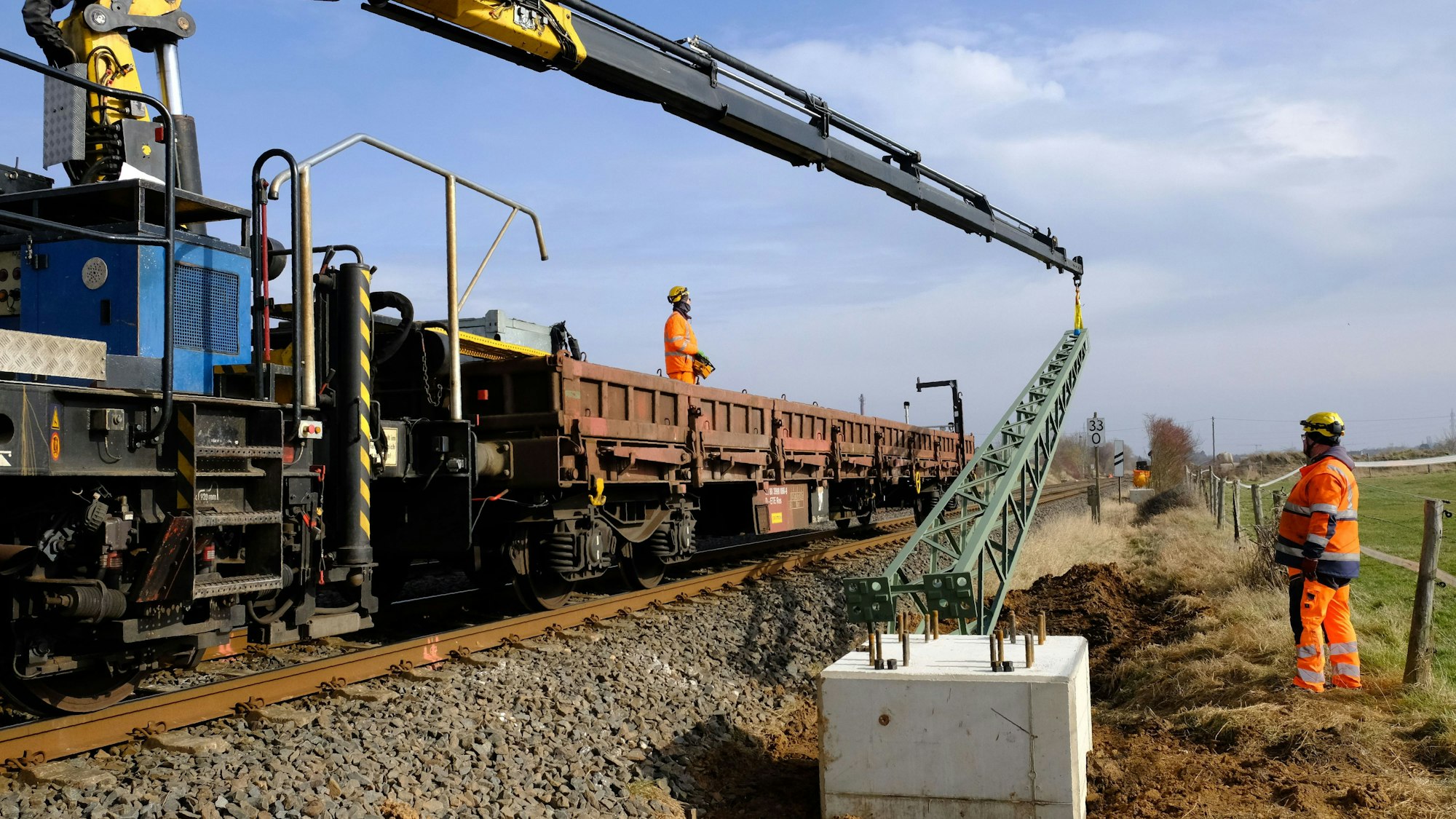 20.02.2025 Mitarbeiter der Firma Europten führen auf der Eifelstrecke bei Euskirchen Gründungsarbeiten für die Oberleitungsmasten durch.