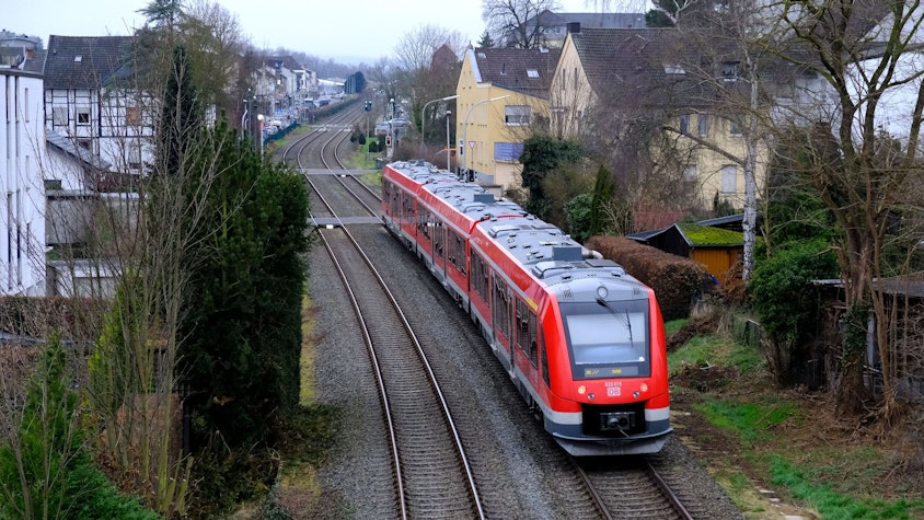 Eine Bahn auf der Eifelstrecke (Archivfoto).