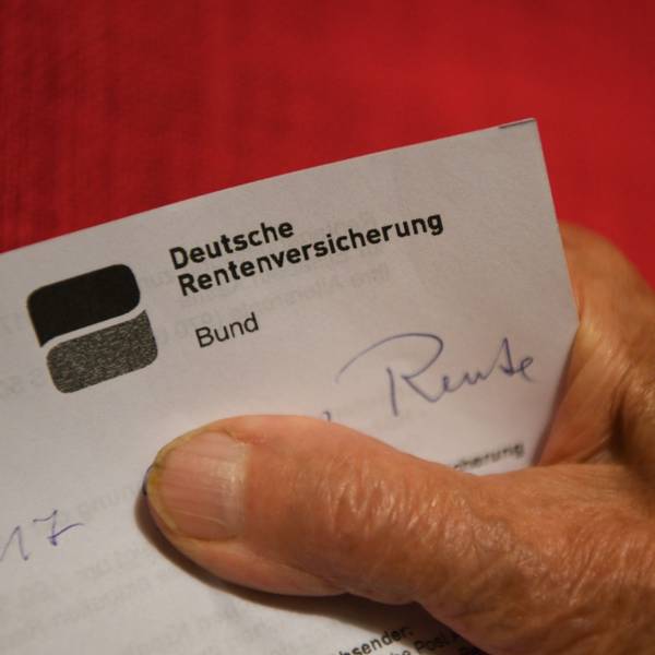 ARCHIV - 07.11.2017, Baden-Württemberg, Weingarten: Eine Rentnerin hält ihren Rentenbescheid in der Hand. (zu dpa: «Umfrage: Jeder Vierte will vorzeitig in Rente») Foto: Felix Kästle/dpa +++ dpa-Bildfunk +++