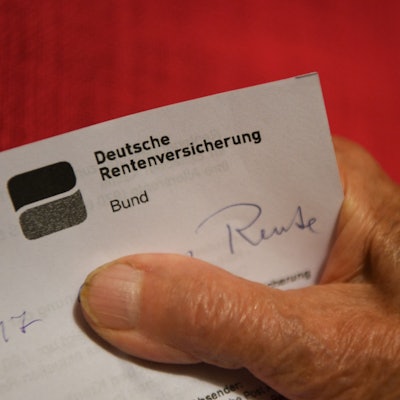 ARCHIV - 07.11.2017, Baden-Württemberg, Weingarten: Eine Rentnerin hält ihren Rentenbescheid in der Hand. (zu dpa: «Umfrage: Jeder Vierte will vorzeitig in Rente») Foto: Felix Kästle/dpa +++ dpa-Bildfunk +++