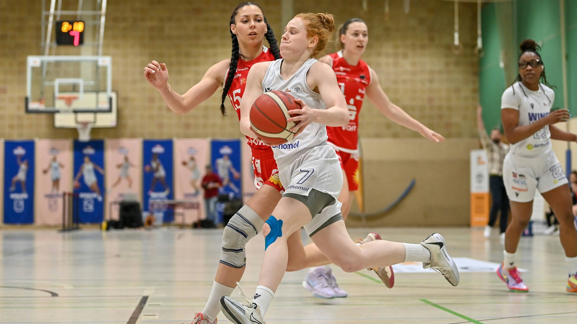 1. Damen Basketball Bundesliga: Orthomol WINGS Leverkusen vs. GiroLive Panthers Osnabrück, 03.01.2025 Lea Wolff Orthomol WINGS Leverkusen 7, 1. Damen Basketball Bundesliga: Orthomol WINGS Leverkusen vs. GiroLive Panthers Osnabrück am 03.01.2025 in der Sporthalle Werner-Heisenberg-Gymnasium in Opladen Nordrhein-Westfalen *** 1 Womens Basketball Bundesliga Orthomol WINGS Leverkusen vs GiroLive Panthers Osnabrück, 03 01 2025 Lea Wolff Orthomol WINGS Leverkusen 7 , 1 Womens Basketball Bundesliga Orthomol WINGS Leverkusen vs GiroLive Panthers Osnabrück on 03 01 2025 at the Sporthalle Werner Heisenberg Gymnasium in Opladen Nordrhein Westfalen Copyright: xBEAUTIFULxSPORTS/Mueller-Laschetx