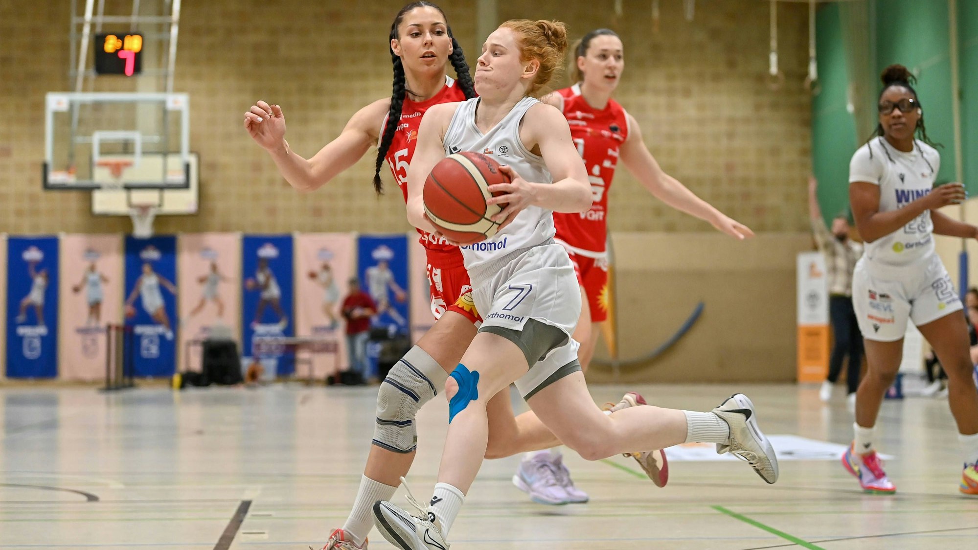 1. Damen Basketball Bundesliga: Orthomol WINGS Leverkusen vs. GiroLive Panthers Osnabrück, 03.01.2025 Lea Wolff Orthomol WINGS Leverkusen 7, 1. Damen Basketball Bundesliga: Orthomol WINGS Leverkusen vs. GiroLive Panthers Osnabrück am 03.01.2025 in der Sporthalle Werner-Heisenberg-Gymnasium in Opladen Nordrhein-Westfalen *** 1 Womens Basketball Bundesliga Orthomol WINGS Leverkusen vs GiroLive Panthers Osnabrück, 03 01 2025 Lea Wolff Orthomol WINGS Leverkusen 7 , 1 Womens Basketball Bundesliga Orthomol WINGS Leverkusen vs GiroLive Panthers Osnabrück on 03 01 2025 at the Sporthalle Werner Heisenberg Gymnasium in Opladen Nordrhein Westfalen Copyright: xBEAUTIFULxSPORTS/Mueller-Laschetx