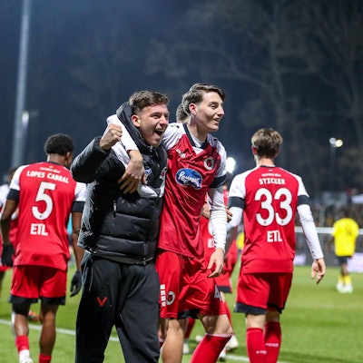 Malek und Said El Mala bejubeln Maleks Tor zum 3:1 gegen Alemannia Aachen.