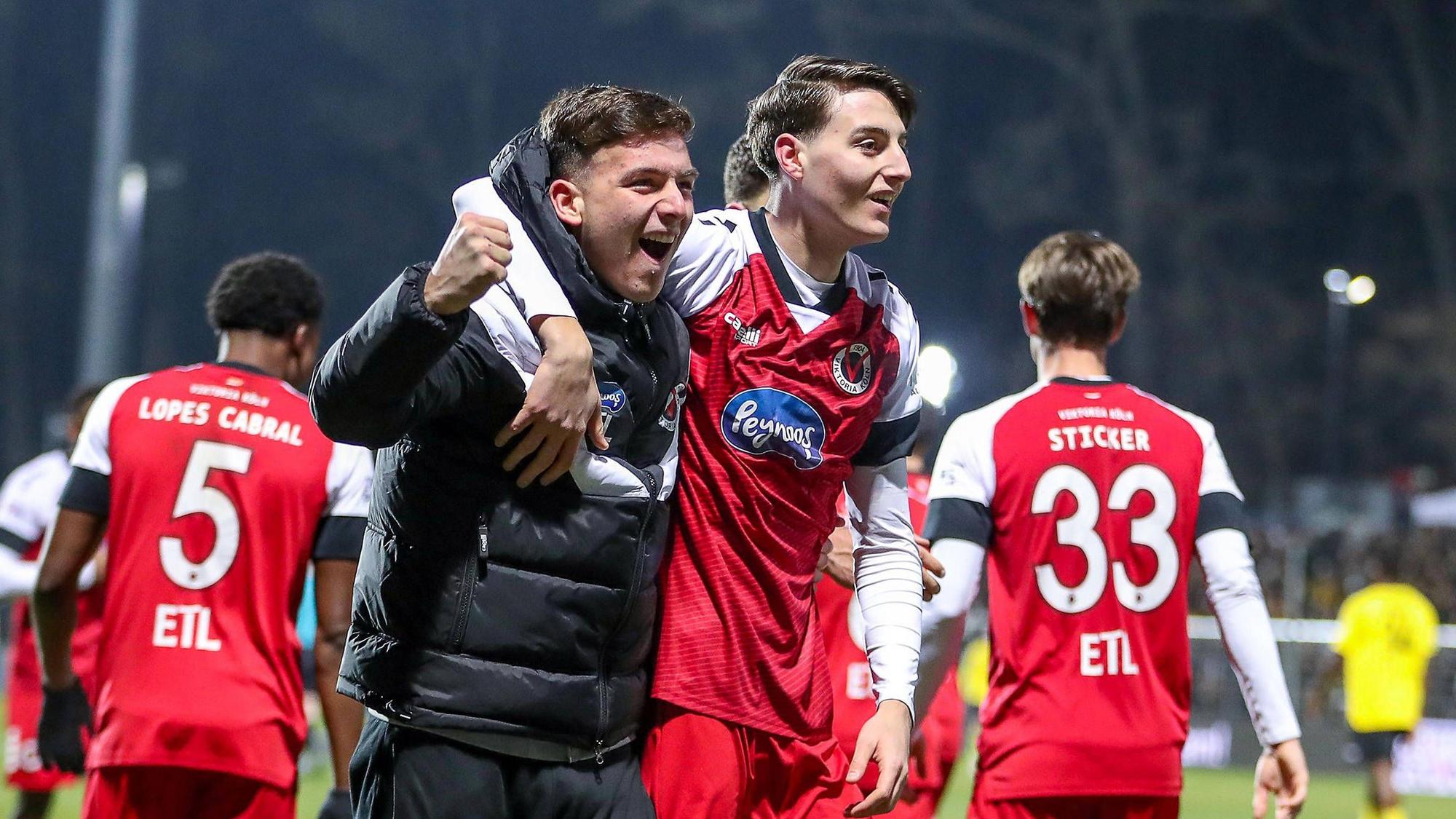 Malek und Said El Mala bejubeln Maleks Tor zum 3:1 gegen Alemannia Aachen.