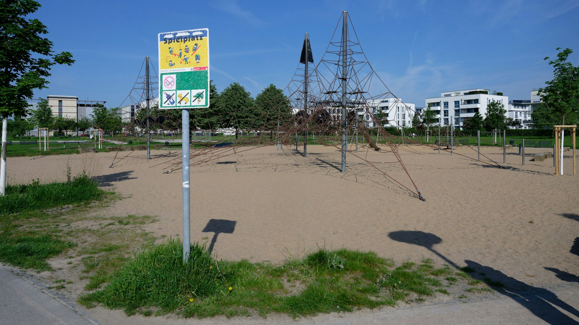 Ein Spielplatz auf dem Gelände des Bürgerparks in Köln-Kalk. Hier verschwand die Dreijährige.