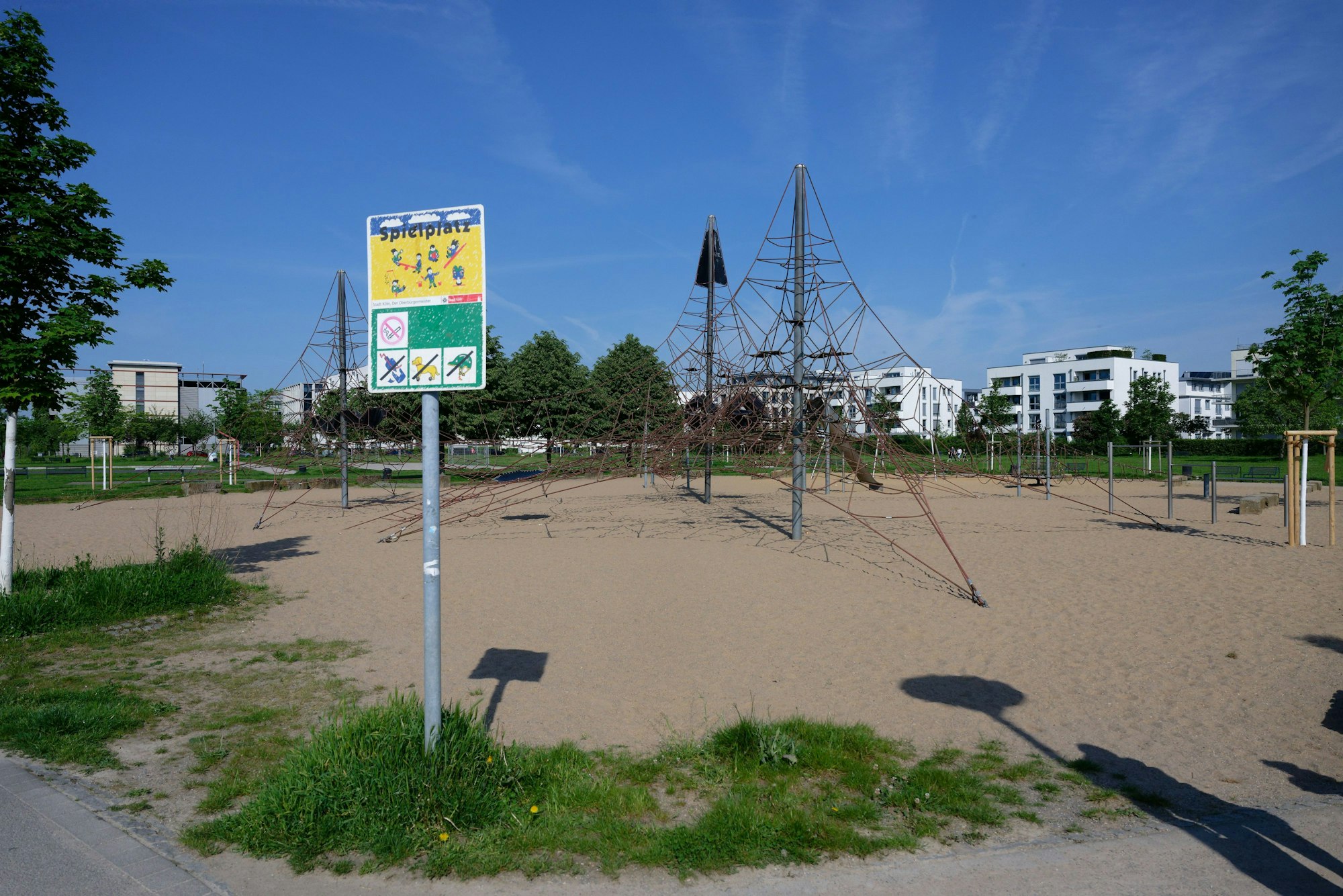 11.05.2024, Nordrhein-Westfalen, Köln: Ein Spielplatz liegt auf dem Gelände des Bürgerparks in Köln-Kalk. Ein Spielplatz liegt auf dem Gelände des Bürgerparks in Köln-Kalk. Foto: Henning Kaiser/dpa +++ dpa-Bildfunk +++