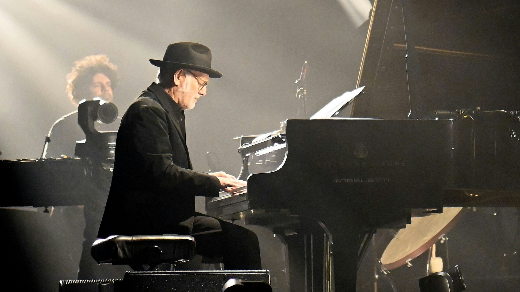 19.02.2025 Köln. Ludovico Einaudi sitzt am Flügel, er trägt Schwarz, inklusive eines schwarzen Hutes.