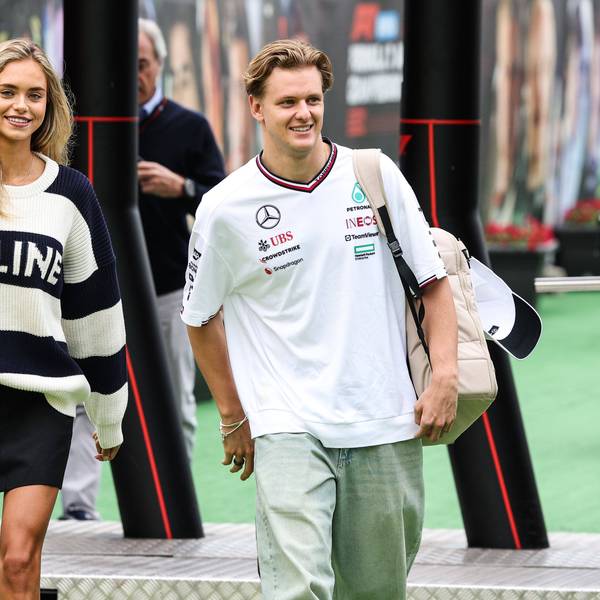 Mick Schumacher und seine Freundin Laila Hasanovic betreten das Fahrerlager.