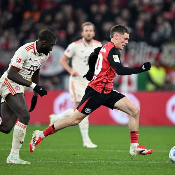 15.02.2025, Nordrhein-Westfalen, Leverkusen: Fußball: Bundesliga, Bayer Leverkusen - Bayern München, 22. Spieltag, BayArena, Leverkusens Florian Wirtz (r) und Bayerns Dayot Upamecano kämpfen um den Ball. Foto: Federico Gambarini/dpa - WICHTIGER HINWEIS: Gemäß den Vorgaben der DFL Deutsche Fußball Liga bzw. des DFB Deutscher Fußball-Bund ist es untersagt, in dem Stadion und/oder vom Spiel angefertigte Fotoaufnahmen in Form von Sequenzbildern und/oder videoähnlichen Fotostrecken zu verwerten bzw. verwerten zu lassen. +++ dpa-Bildfunk +++