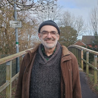 Peter Wittig steht auf der Brücke, die an der Zievericher Mühle über die Erft führt.