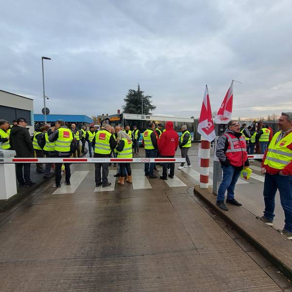 Auf dem RSVG-Betriebshof in Hennef haben sich am Freitagmorgen streikende Beschäftigte des Verkehrsunternehmens versammelt.