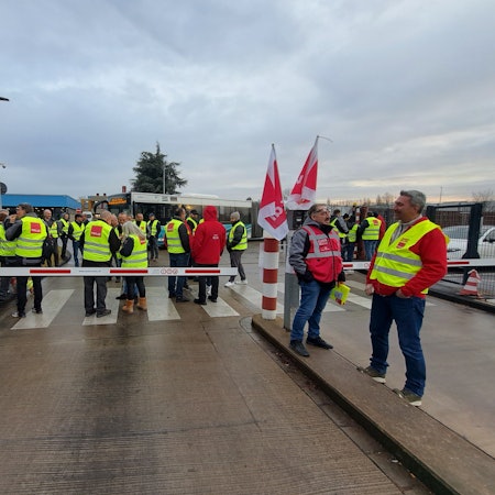 Auf dem RSVG-Betriebshof in Hennef haben sich am Freitagmorgen streikende Beschäftigte des Verkehrsunternehmens versammelt.