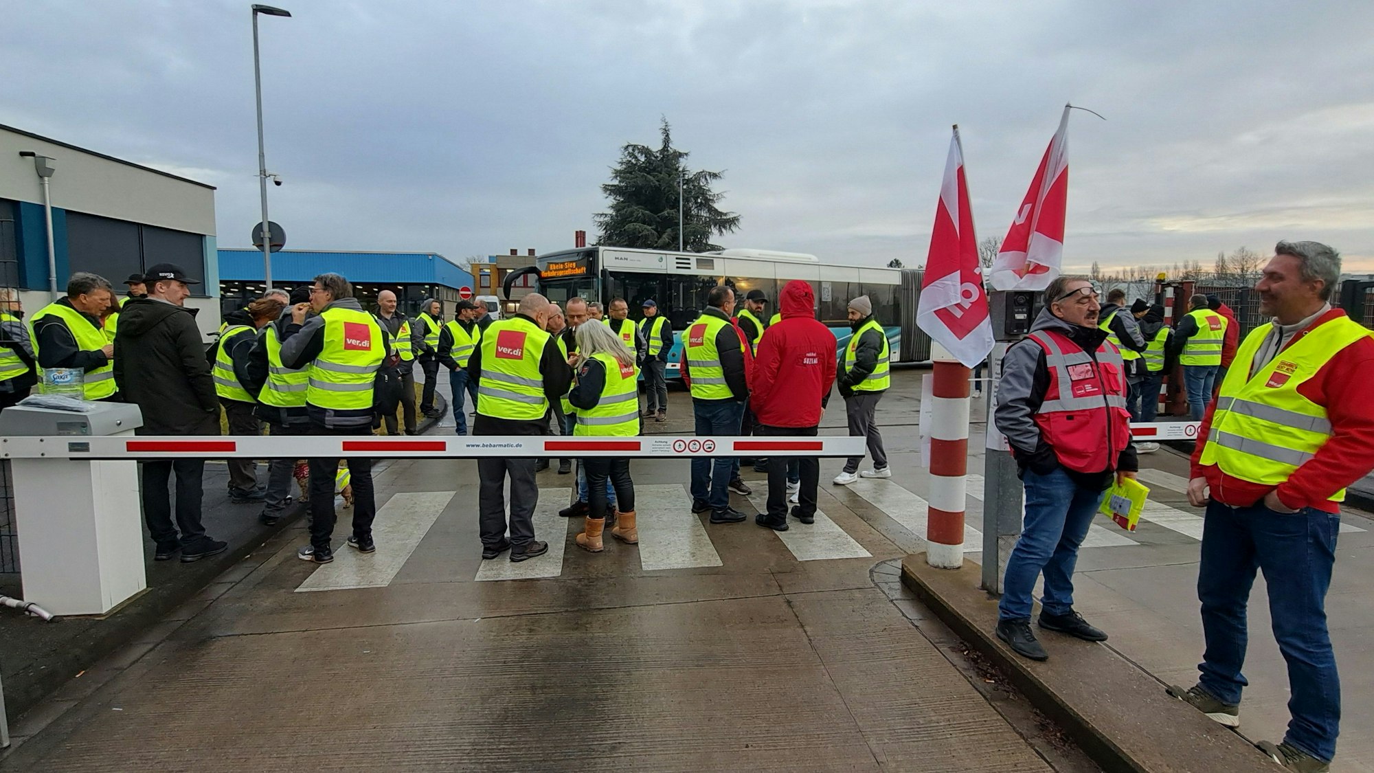 Auf dem RSVG-Betriebshof in Hennef haben sich am Freitagmorgen streikende Beschäftigte des Verkehrsunternehmens versammelt.