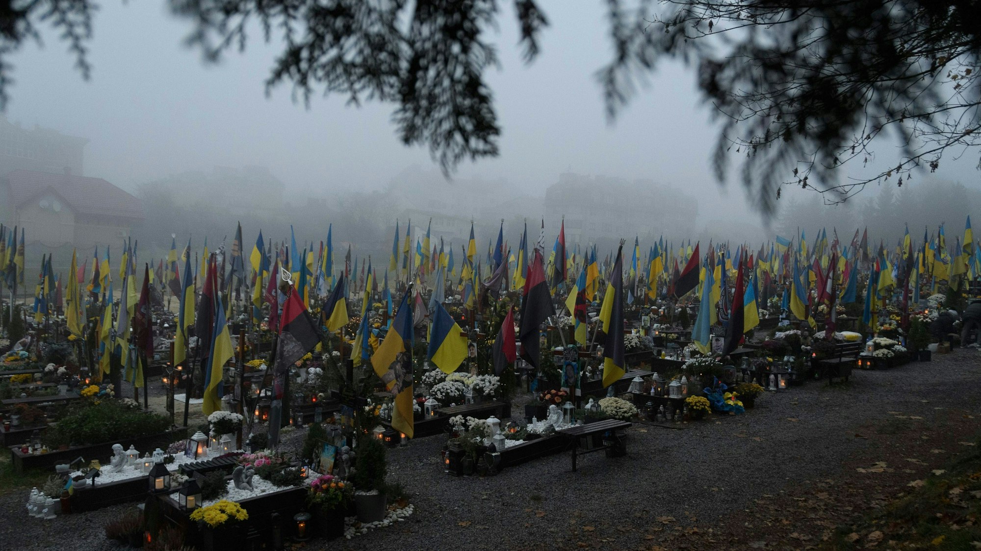 Gräber ukrainischer Soldaten, die seit dem Beginn der russischen Invasion gefallen sind, sind auf dem Lytschakiw-Friedhof zu sehen.