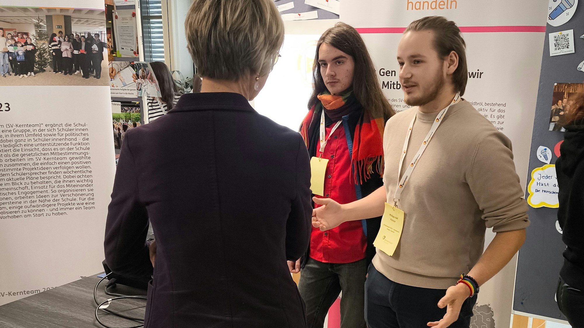 Der Schülersprecher Philipp Pulster von der Gesamtschule in Waldbröl im Gespräch mit Landesministerin Dorothee Feller.