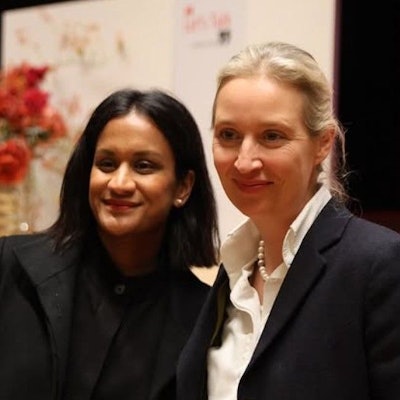 Das Foto zeigt die AfD-Chefin Alice Weidel (rechts) und ihre Ehepartnerin Sarah Bossard (links).