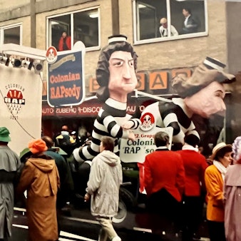 Ein Karnevalswagen von Arsch huh im Rosenmontagszug