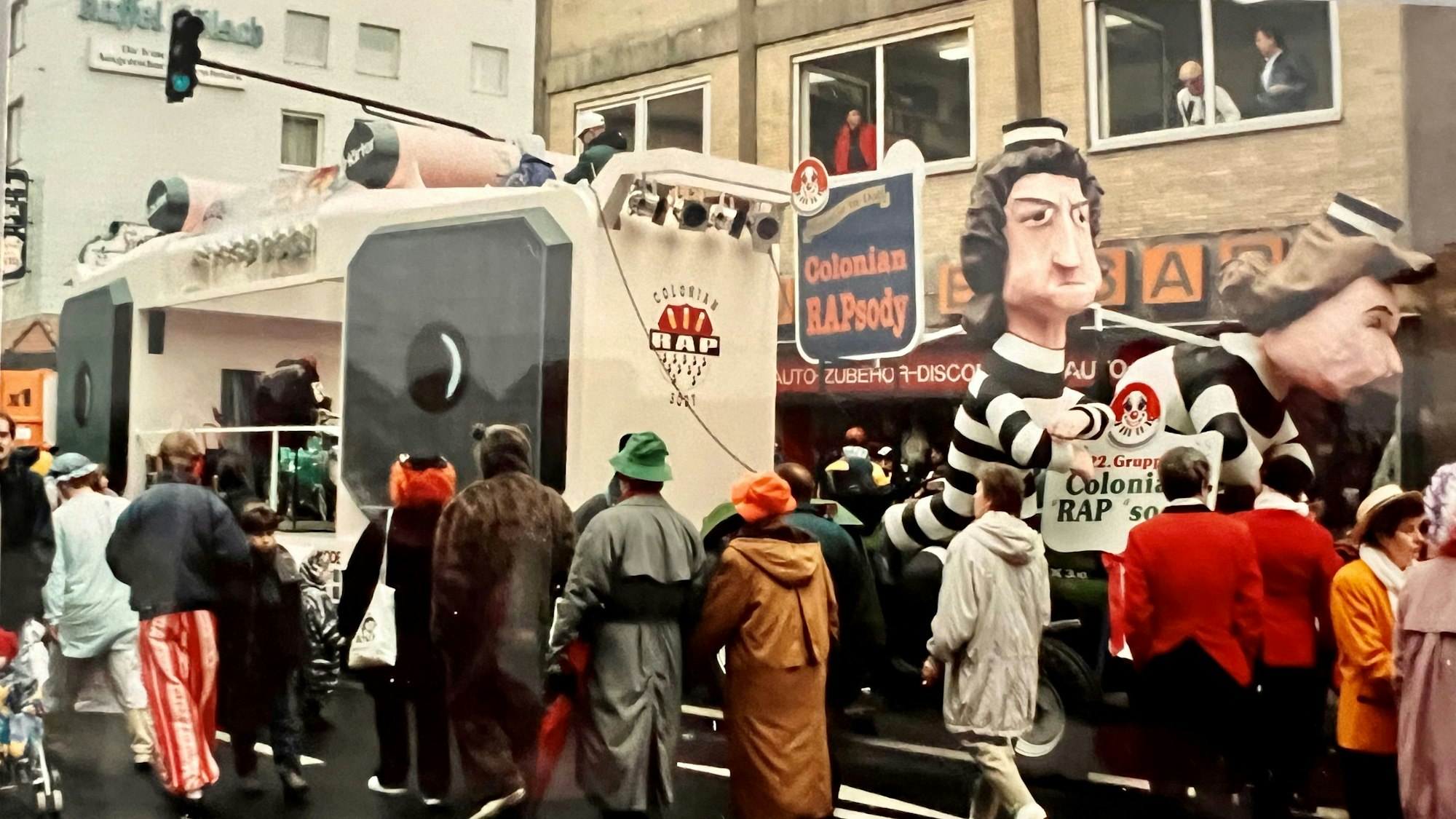 Ein Karnevalswagen von Arsch huh im Rosenmontagszug