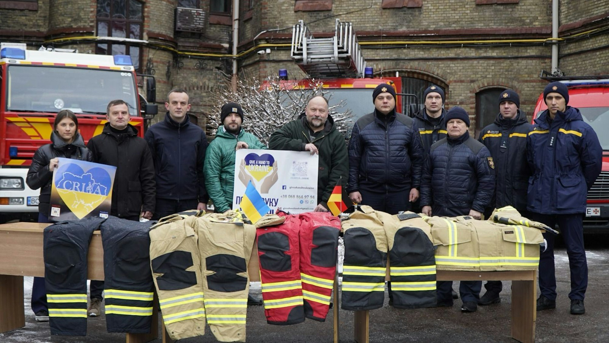 Ralf Oetinger bei der Übergabe einer Spende an die Feuerwehr im Lwiw.