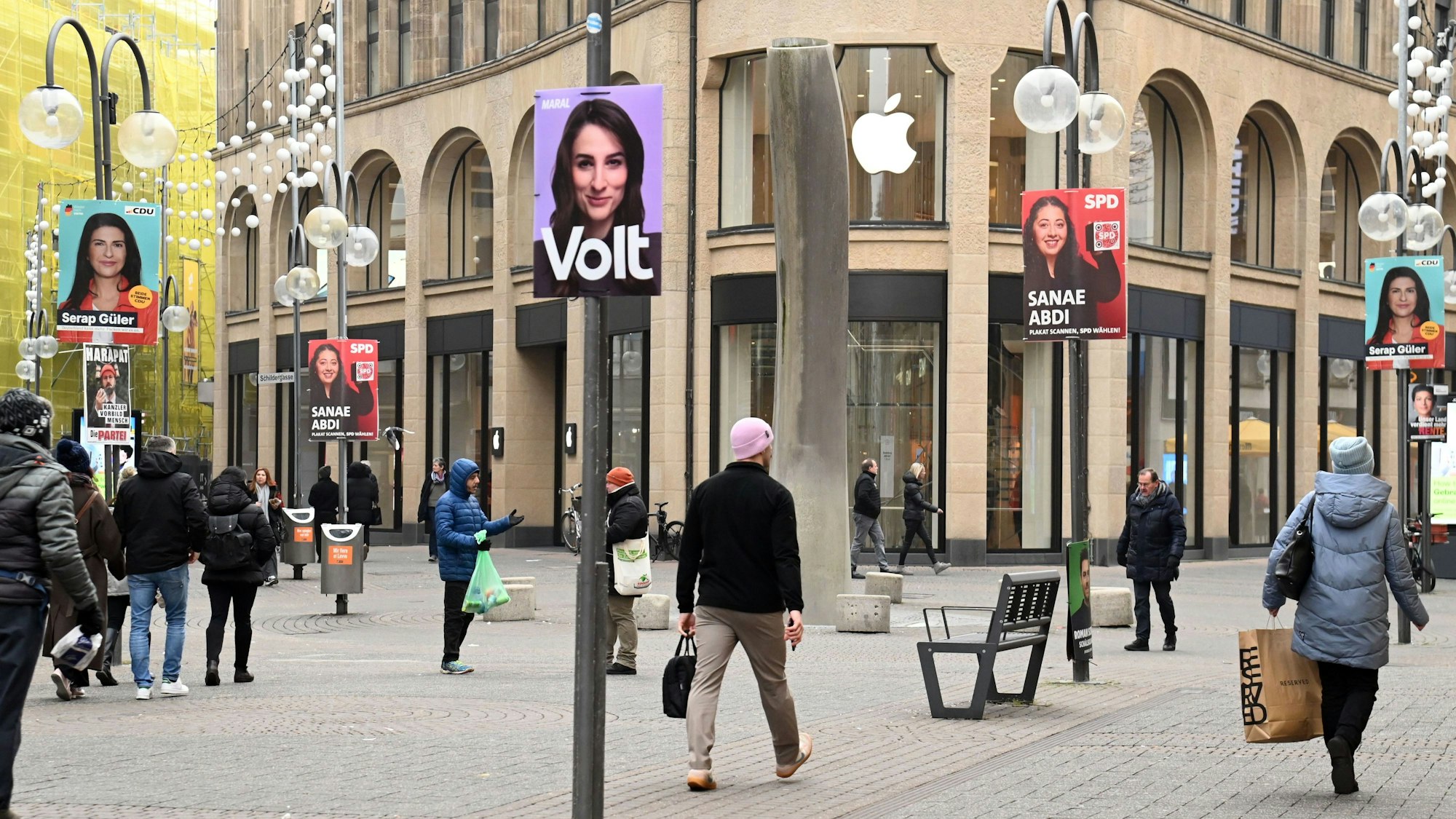 Zahlreiche Wahlplakate zur Bundestagswahl in der Schildergasse in Köln.
