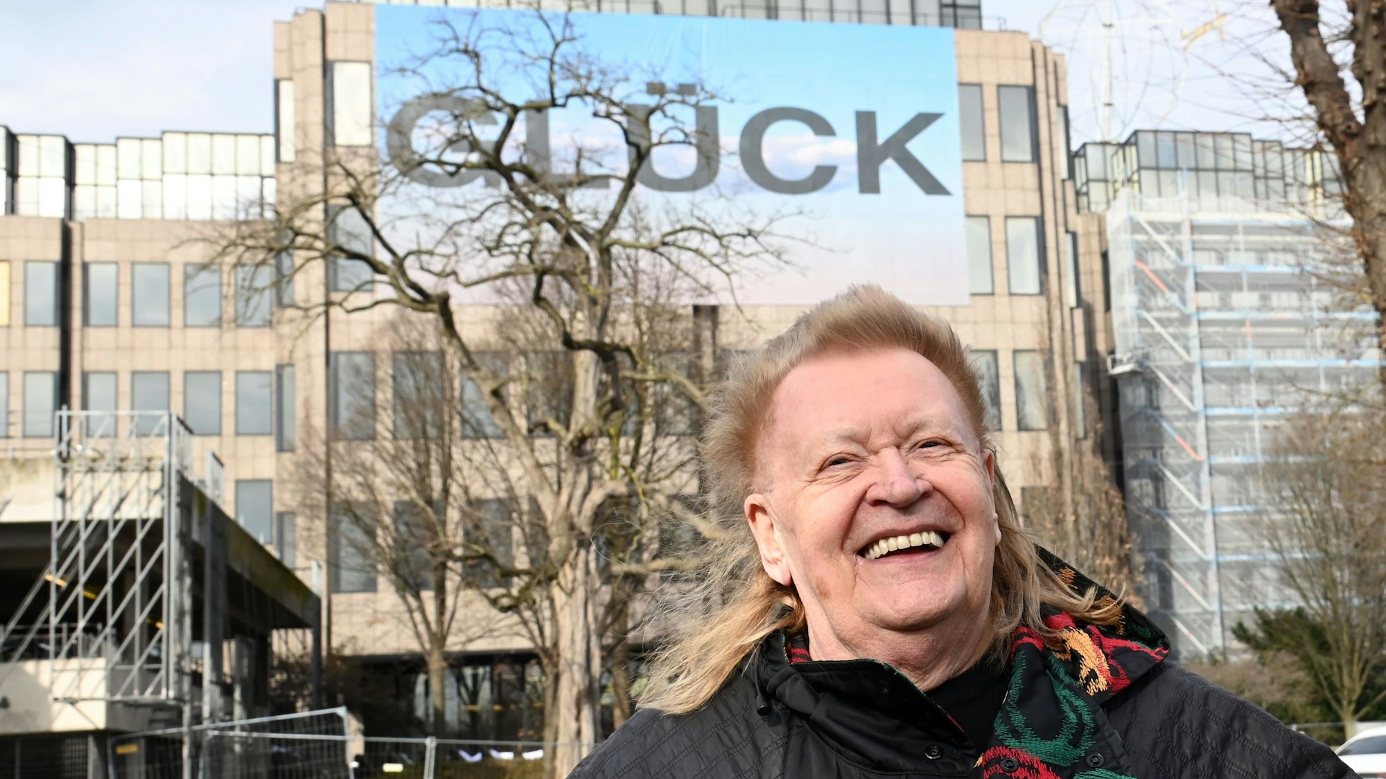 Das Bild zeigt HA Schult vor seinem neuen Projekt.