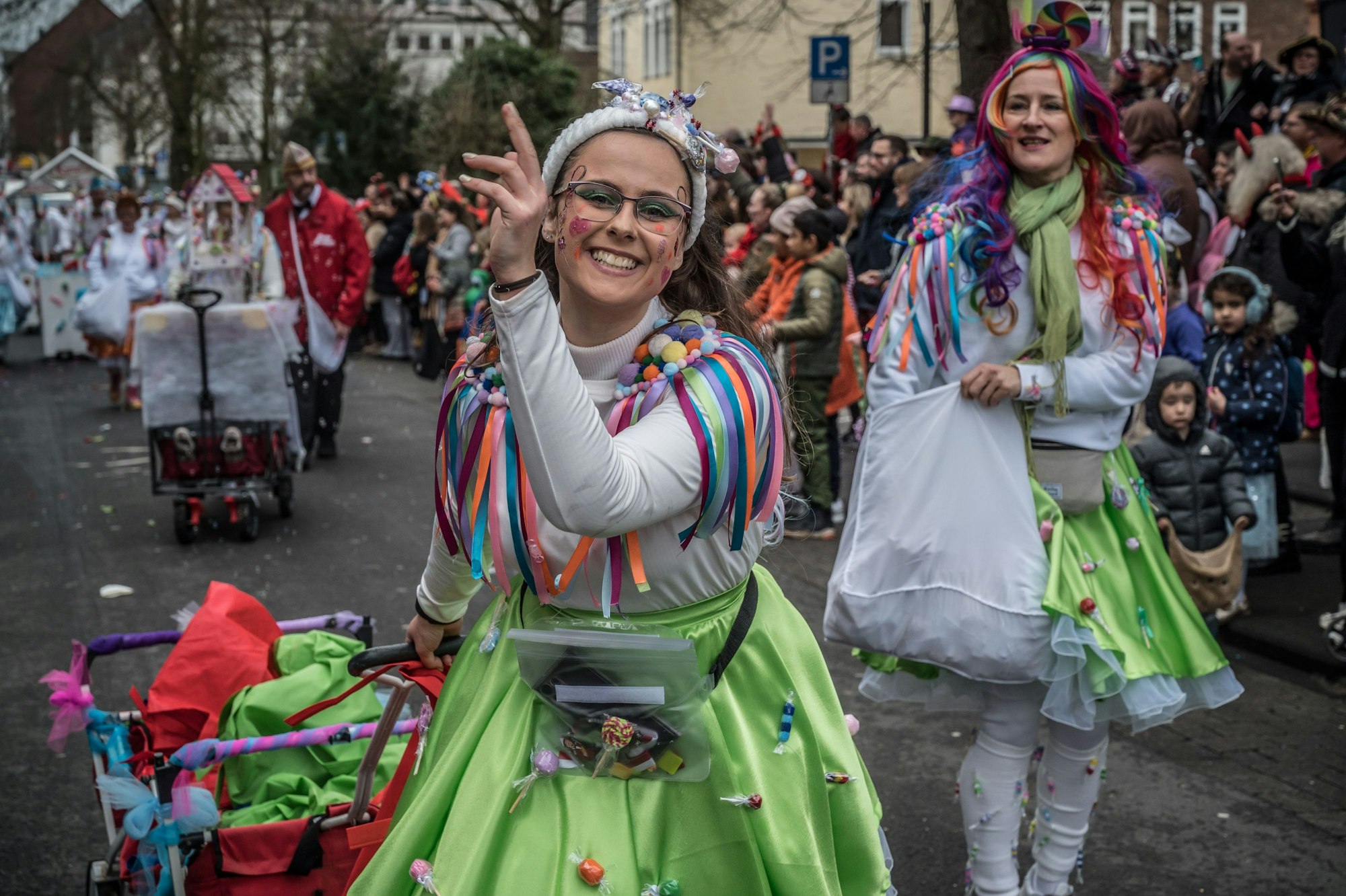Rote Funken beim Zug in Wiesdorf
