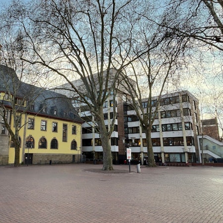 Auf dem Bild ist das Rathausgebäude in Frechen zu sehen.