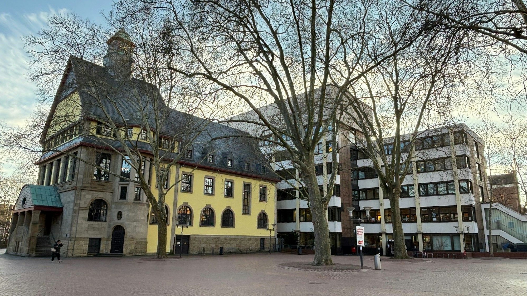 Auf dem Bild ist das Rathausgebäude in Frechen zu sehen.