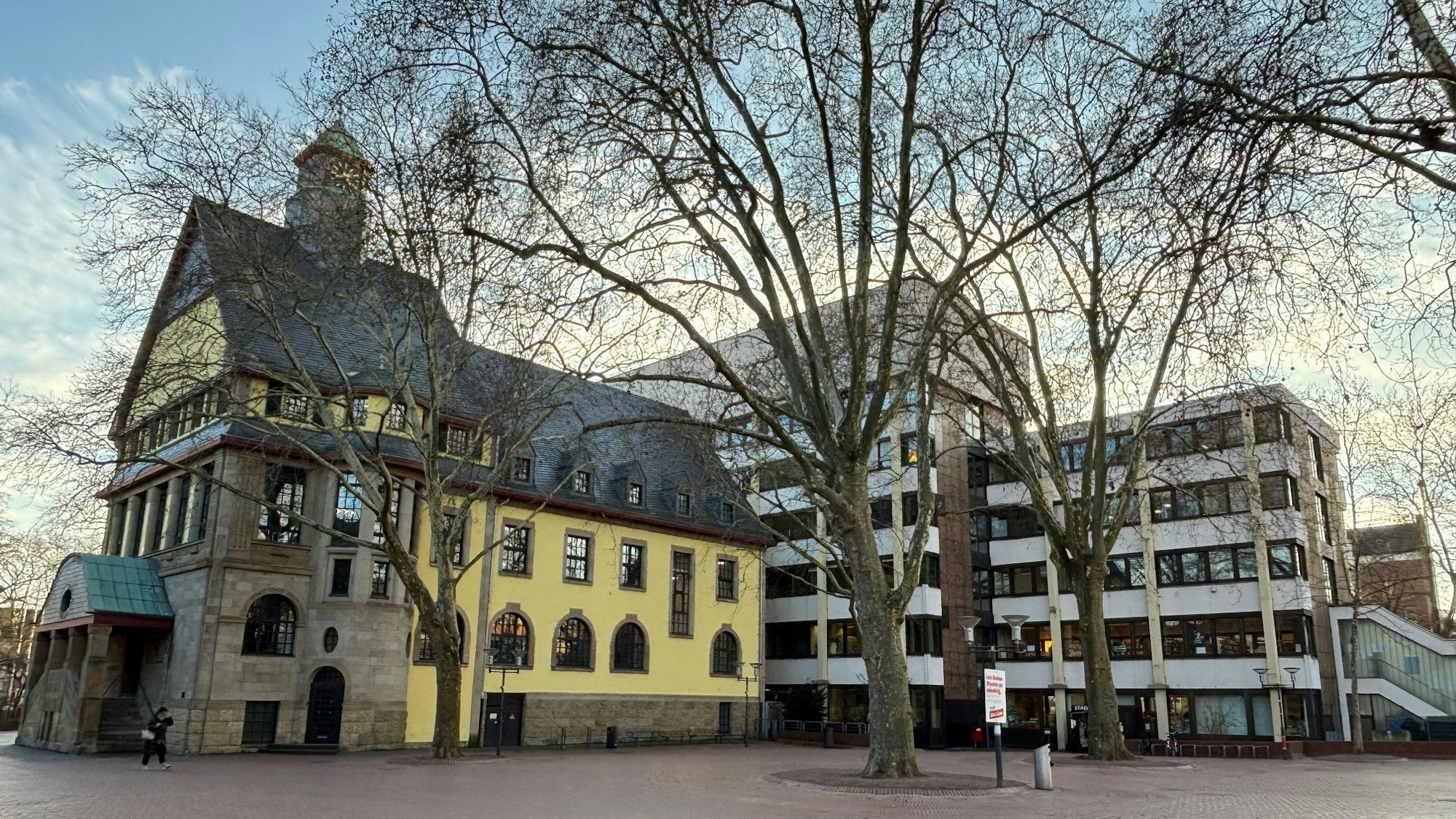 Das alte und neue Rathaus aus Frechen sind miteinander baulich verbunden.