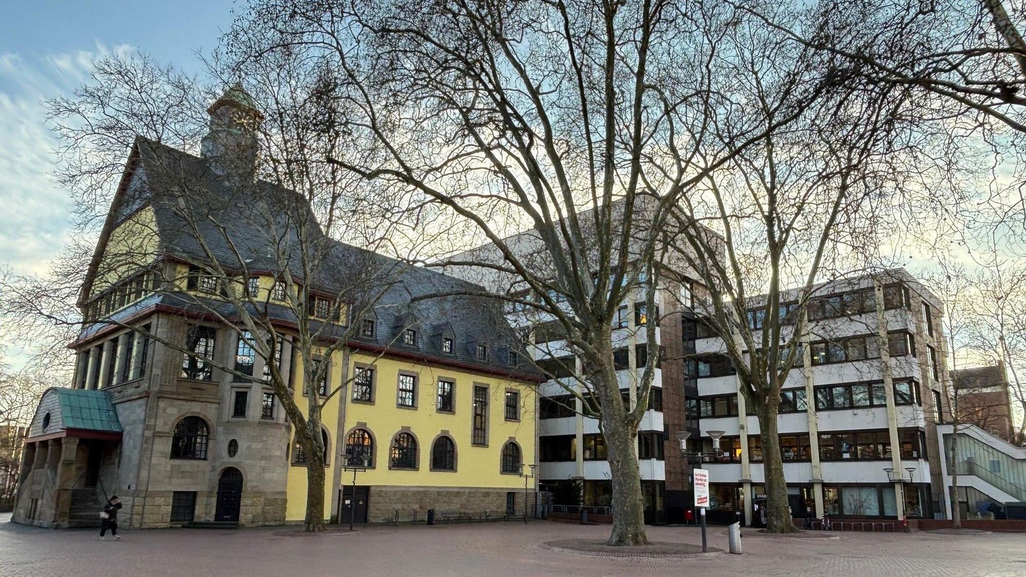 Auf dem Bild ist das Rathaus in Frechen zu sehen.
