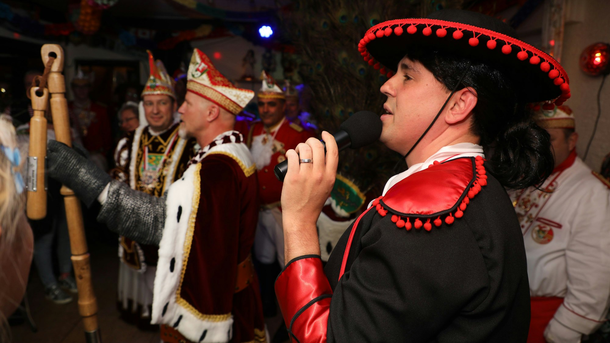 Philipp Schäfer moderiert eine Karnevalssitzung