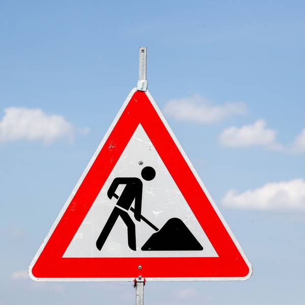 Ein Schild weist auf eine Baustelle hin.
