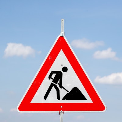 Ein Schild weist auf eine Baustelle hin.