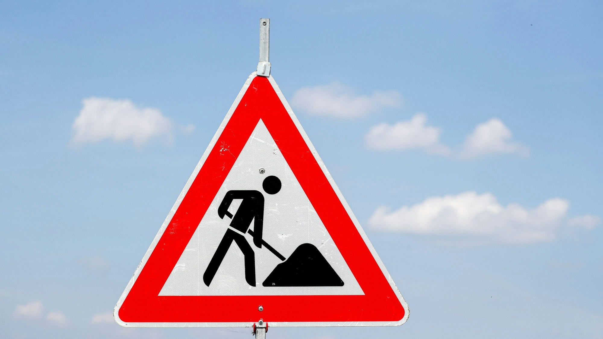 Ein Schild weist auf eine Baustelle hin. (zu dpa «Viele Baustellen 2021 in Hessen») +++ dpa-Bildfunk +++