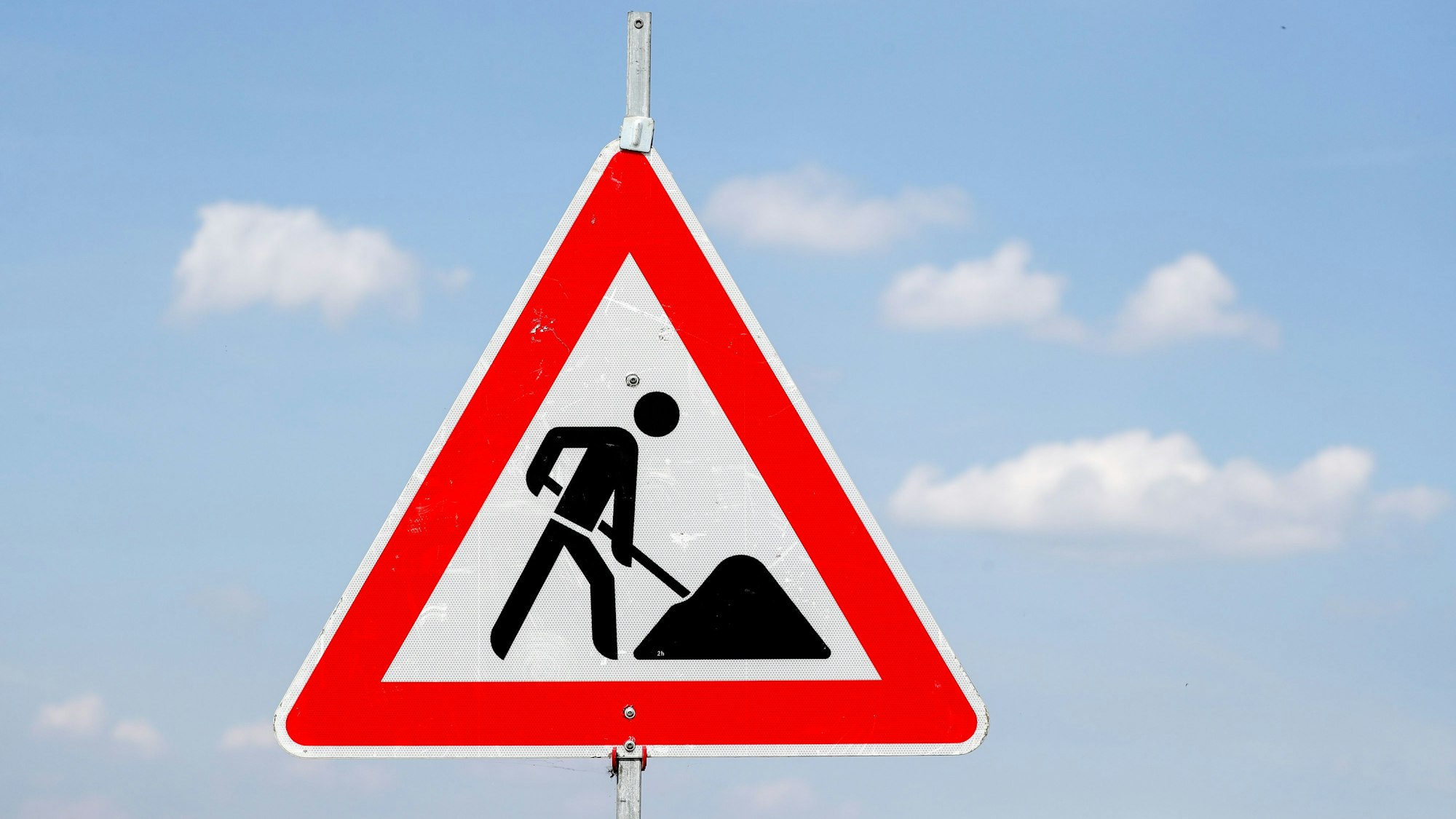 Ein Schild weist auf eine Baustelle hin.