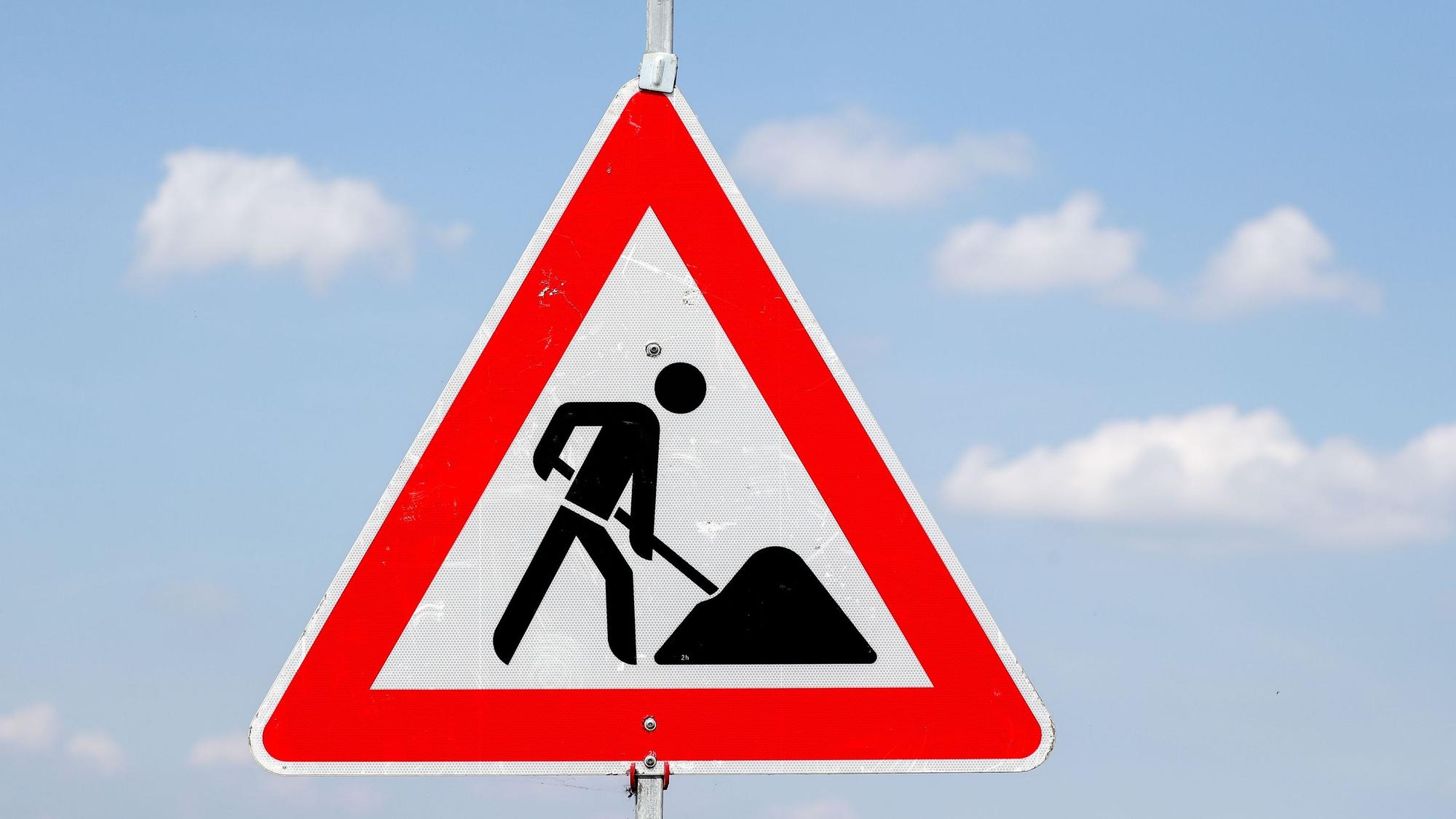 Ein Schild weist auf eine Baustelle hin.