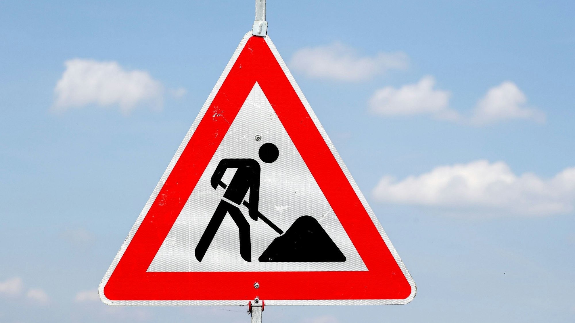 Ein Schild weist auf eine Baustelle hin.