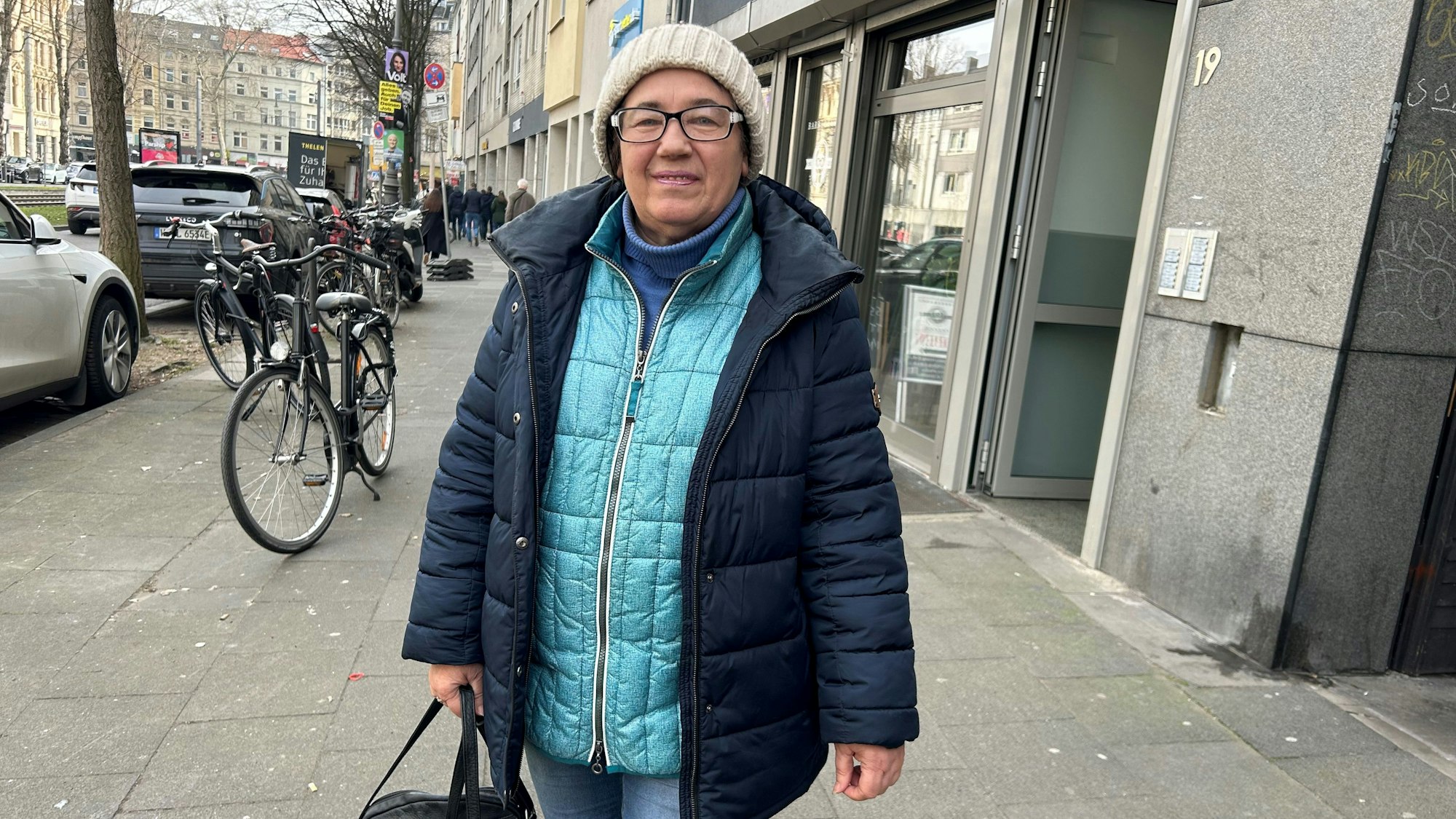 Nina (71 Jahre) floh aus Charkiw nach Köln.