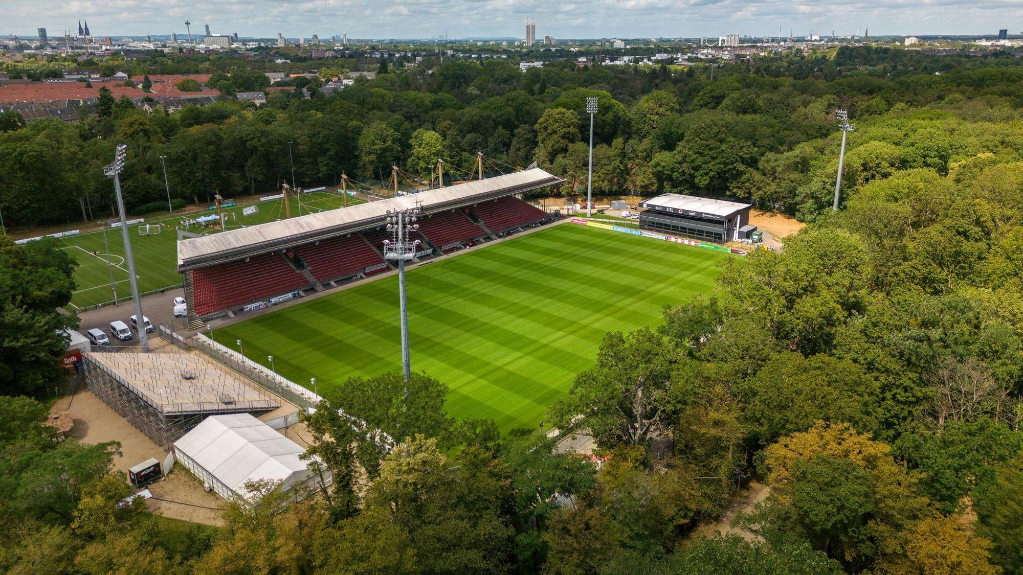 Luftaufnahme des Sportparks Höhenberg, der Spielstätte von Viktoria Köln