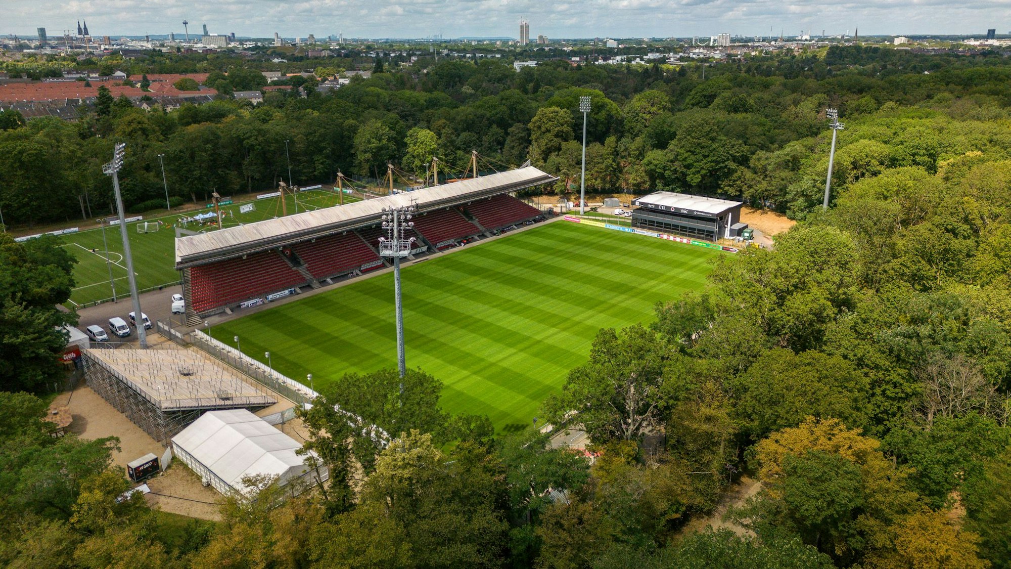 Luftaufnahme des Sportparks Höhenberg, der Spielstätte von Viktoria Köln