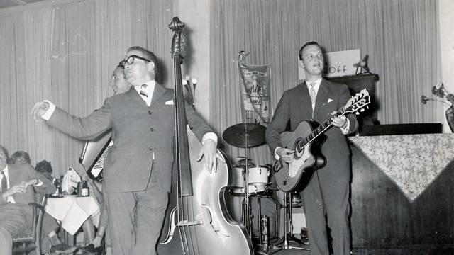 Horst Muys am Kontrabass im Eilemann-Trio in den 50er Jahren