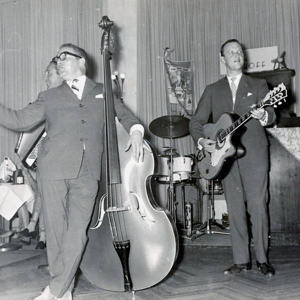 Horst Muys am Kontrabass im Eilemann-Trio in den 50er Jahren