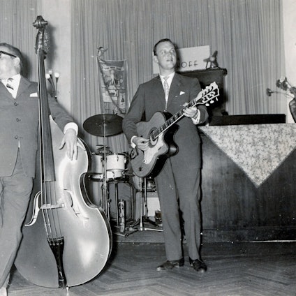 Horst Muys am Kontrabass im Eilemann-Trio in den 50er Jahren