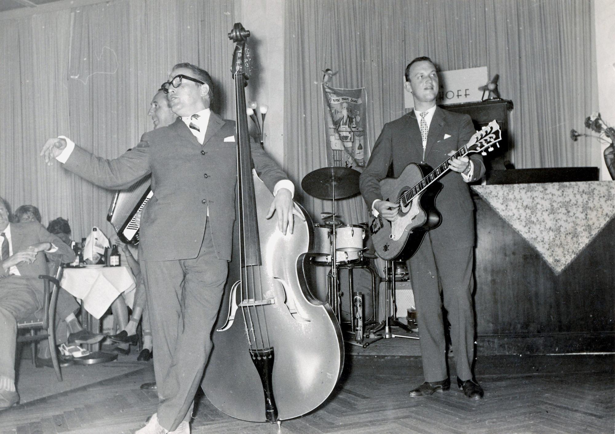 Horst Muys am Kontrabass im Eilemann-Trio in den 50er Jahren