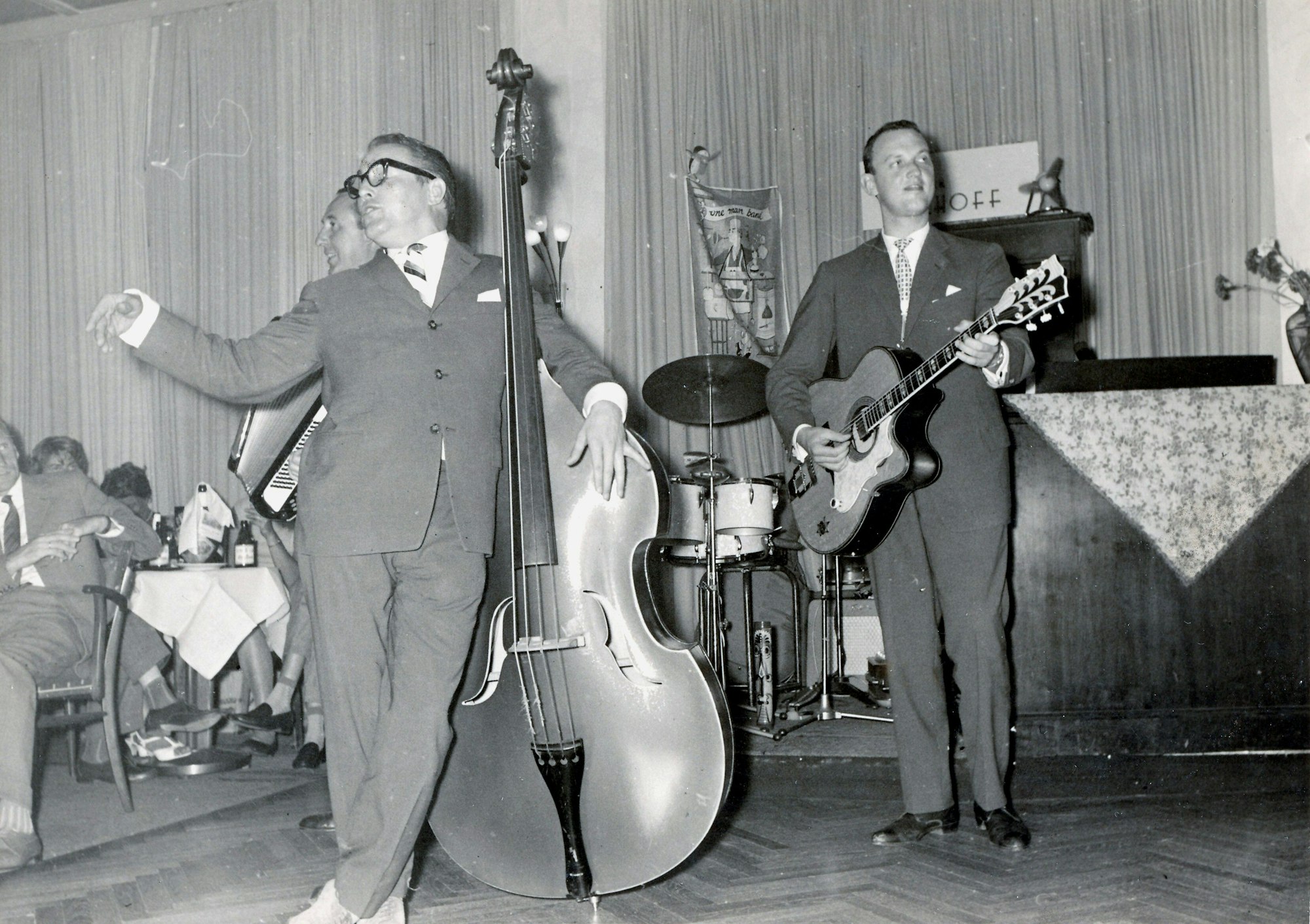 Horst Muys am Kontrabass im Eilemann-Trio in den 50er Jahren