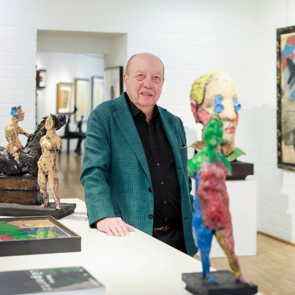 Porträt von Knut Osper in seiner Galerie in der Pfeilstraße, die er nach mehr als 50 Jahren schließt.
Foto: Michael Bause