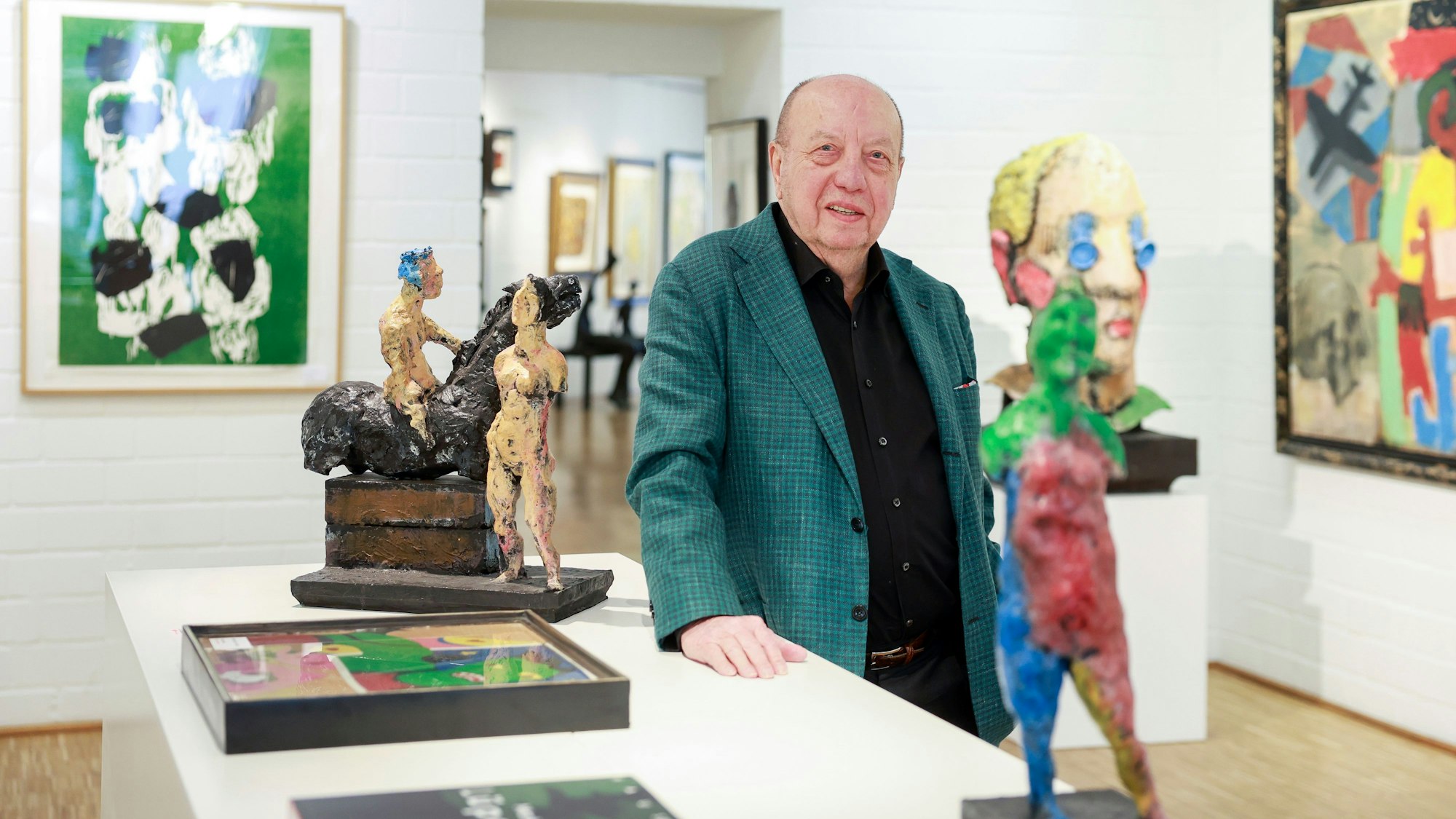 Porträt von Knut Osper in seiner Galerie in der Pfeilstraße, die er nach mehr als 50 Jahren schließt.
Foto: Michael Bause