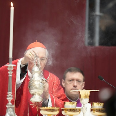 Kardinal Giovanni Battista Re zelebriert die Beerdigung des verstorbenen Kardinals Miguel Ángel Ayuso Guixot im Petersdom im Vatikan.